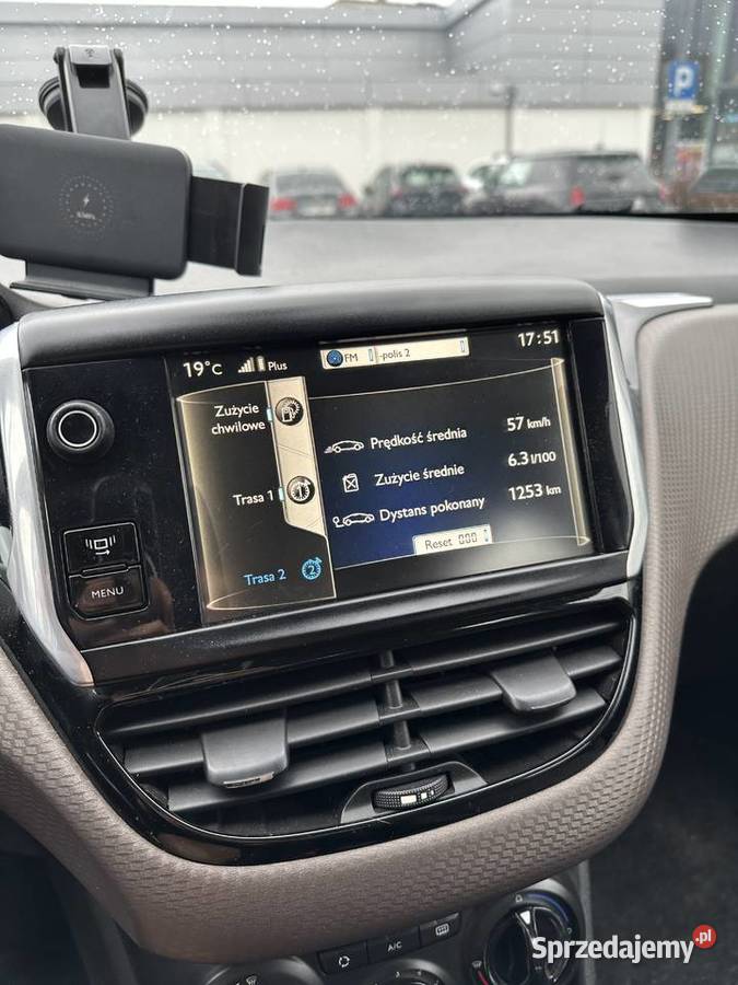 Peugeot 2008 12 Benzyna 2013 r Biały garażowany Poznań sprzedam