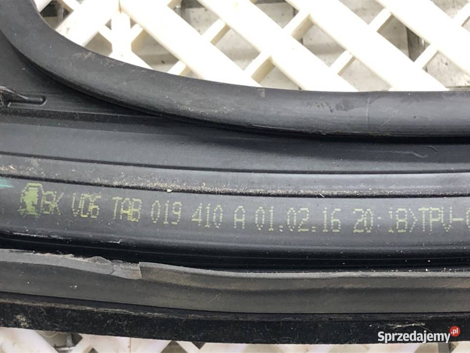 USZCZELKA RAMKA DRZWI PRZÓD PRAWA SKODA SUPERB