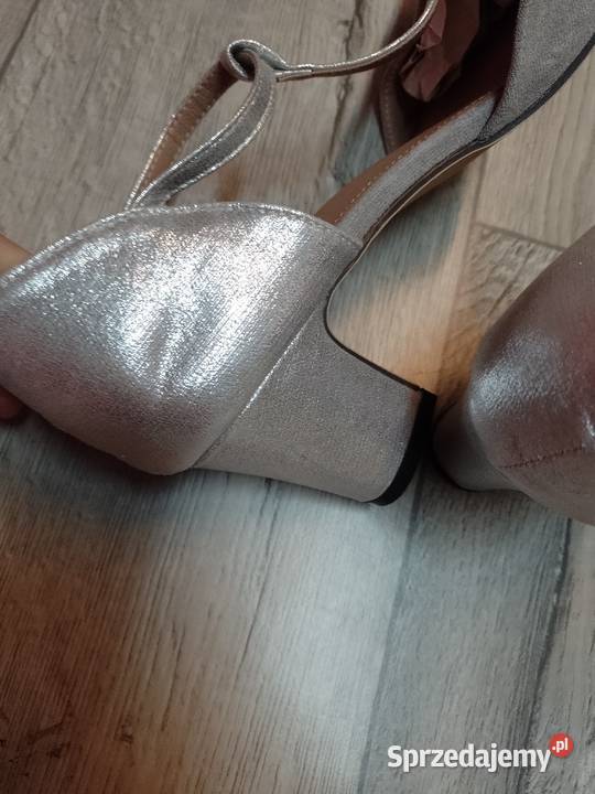 43 Szare srebrne Czółenka wieczorowe z zapięciem