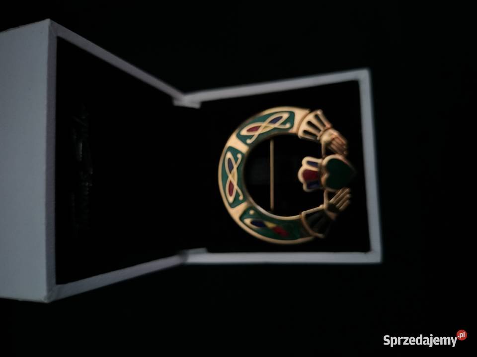 Śliczna broszka serce w dłoniach platerowana Choszczno