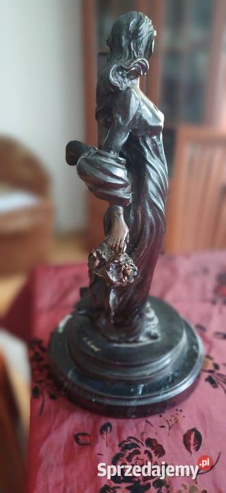 Kobieta z brązu autorstwa Louisa Icarta Olsztyn