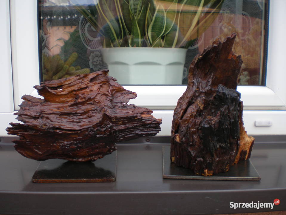 drewniana ozdoba na metalowej podstawie