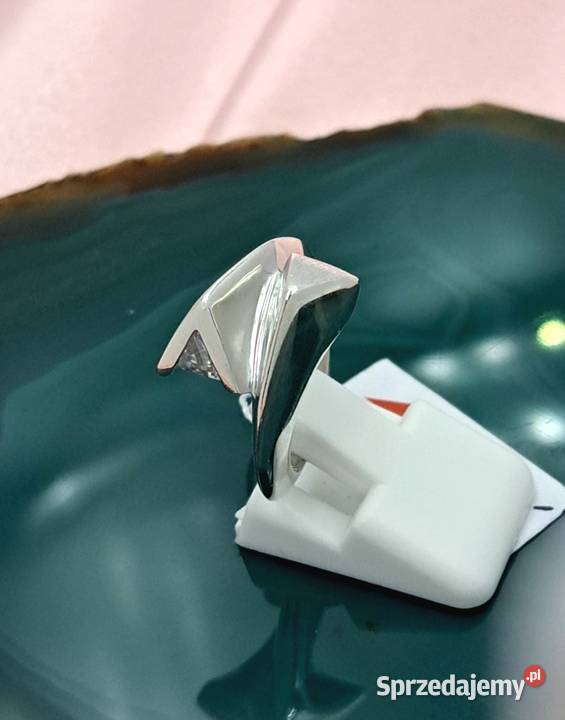 40 Pierścionek r11 srebrny z trójkątną cyrkonią wielkopolskie Poznań