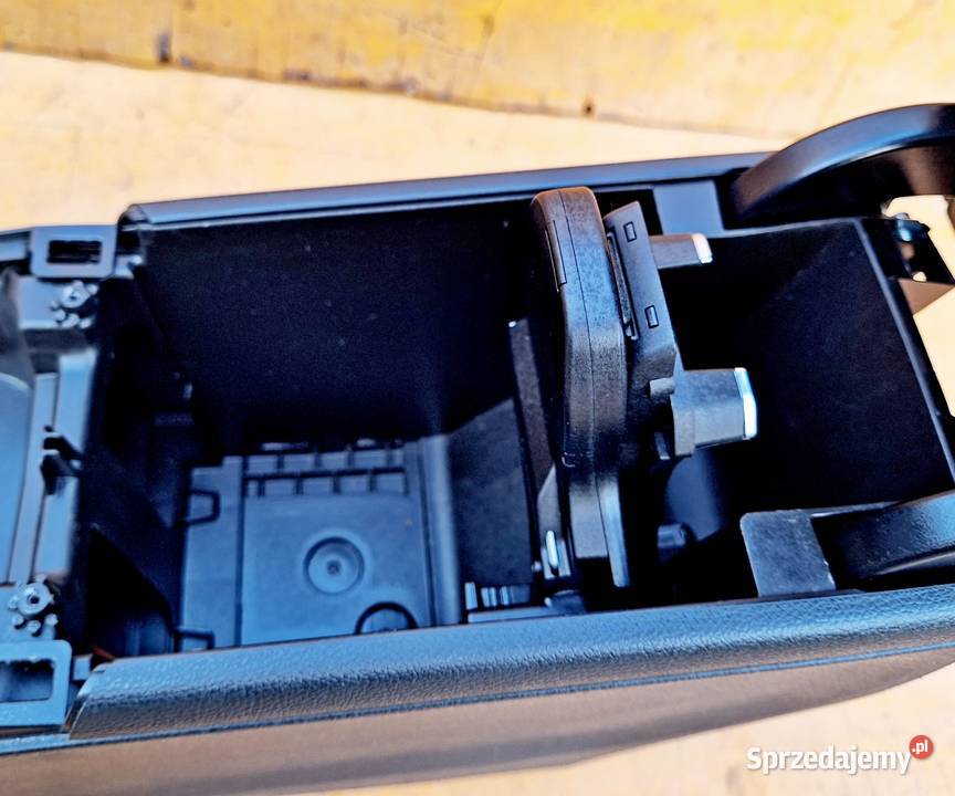 MERCEDES W117 W176 TUNEL ŚRODKOWY PODLOKIETNIK podłokietniki Radom sprzedam