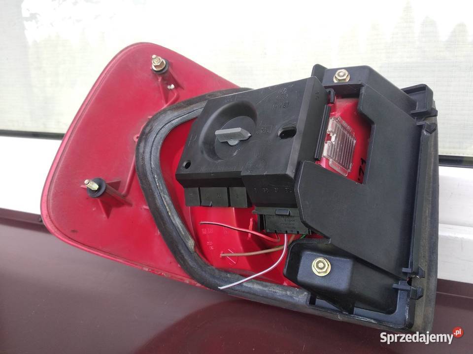 Audi 80 B4 sedan lampa tył tylna prawa w błotnik łódzkie Sieradz