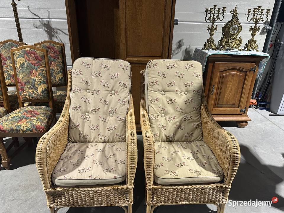 Ładne fotele rattanowe z poduszkami w kwiaty
