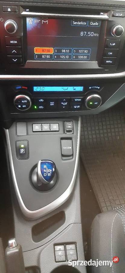 Toyota Auris Toyota Auris 18 VVTi Hybrid Strart Rok produkcji 2013 Pieszyce