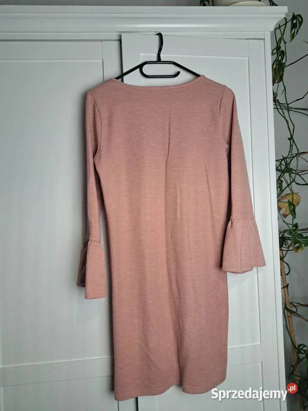 Delikatna Sukienka House w Kolorze Pudrowego pomorskie Trąbki Wielkie