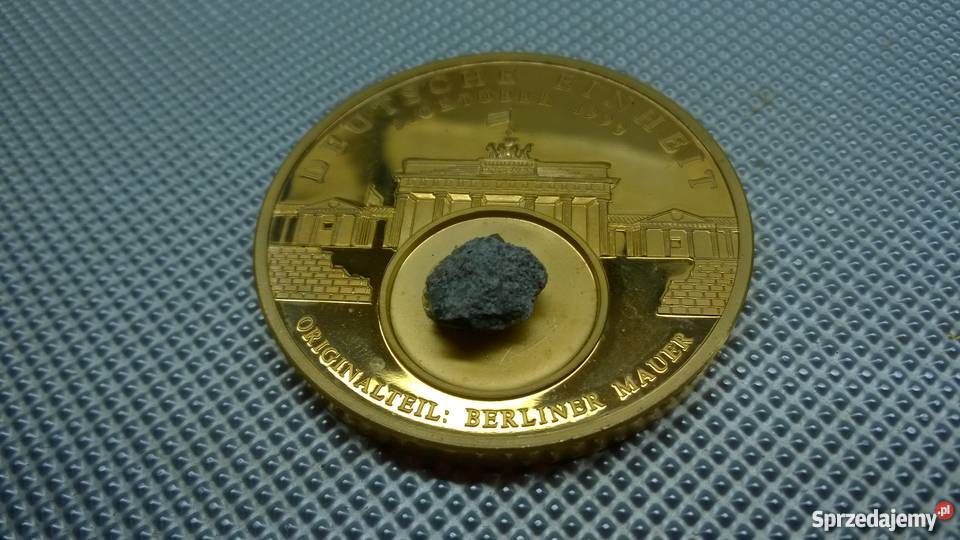 Medal z oryginalną częścią muru berlińskiego Warszawa