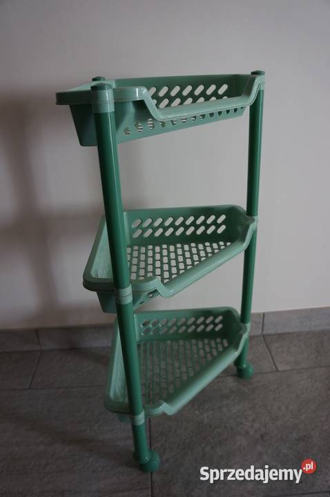 ceramiczne pojemniki i stare żelazko ozdobne