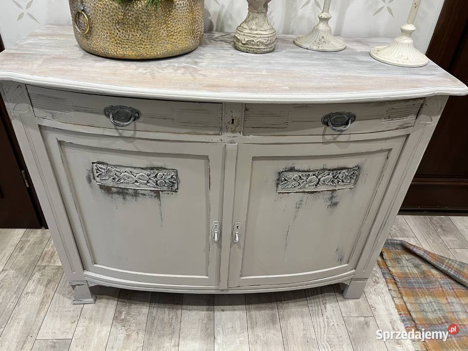 Stara drewniana komoda bielona