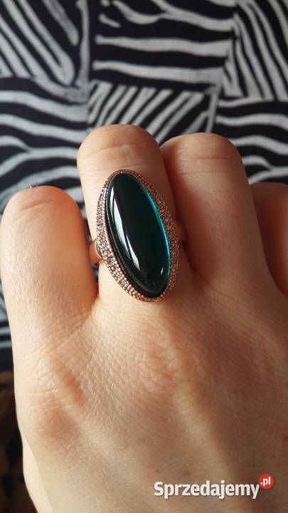 duży pierścionek z zielonym kamieniem styl retro