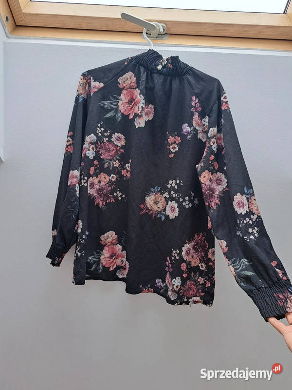 Czarna bluzka w kwiaty z marszczeniem szyi i długi pomorskie