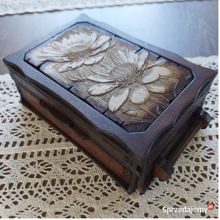 Drewniana Szkatułka z Rumiankami
