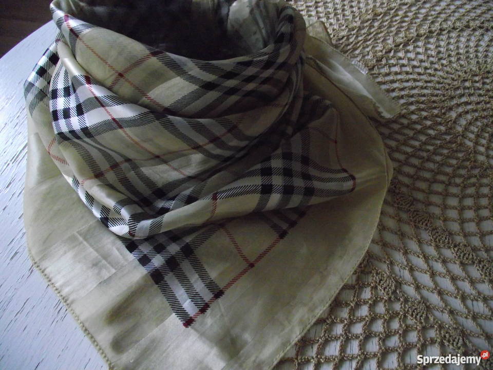 Z KOLEKCJI BURBERRY KAPELUSZ I APASZKA Piła