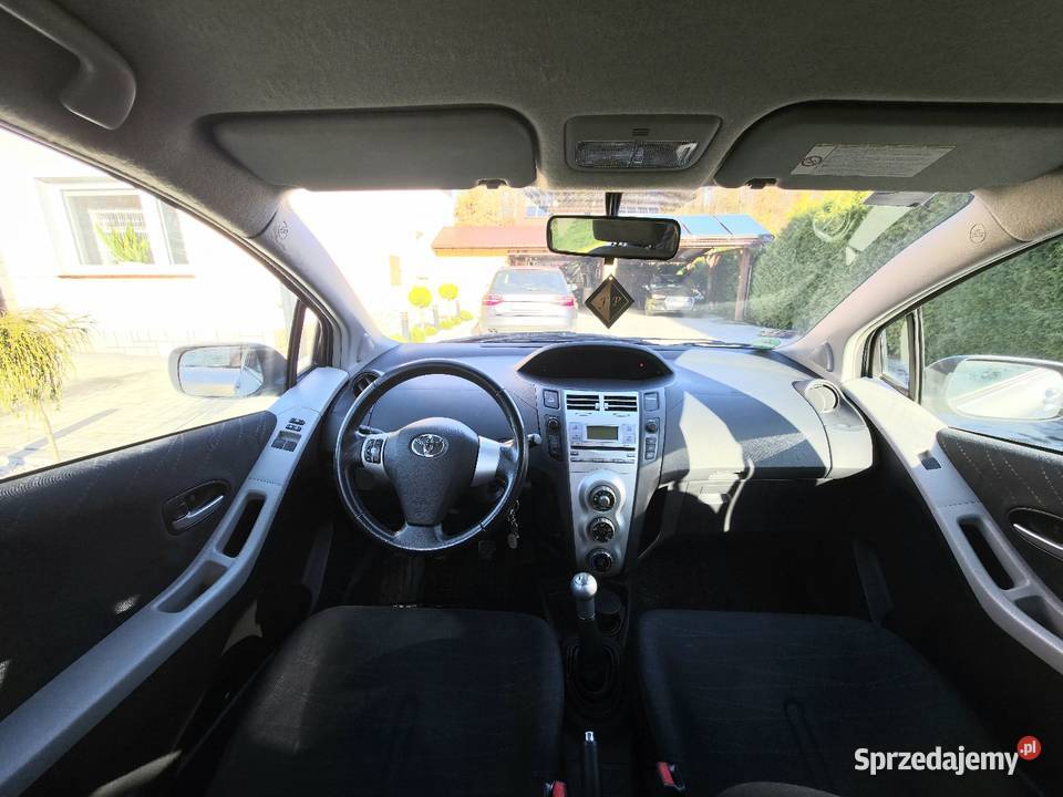 Sprzedam Toyotę Yaris II 13 benzyna Mały