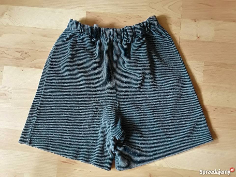 Shorty zielone z materiału przypominającego Warszawa