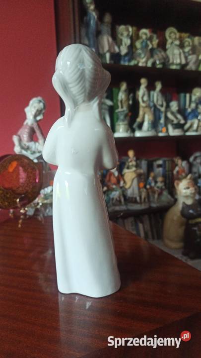 Figurka stojącej dziewcznki z pieskiem Bez Gdańsk