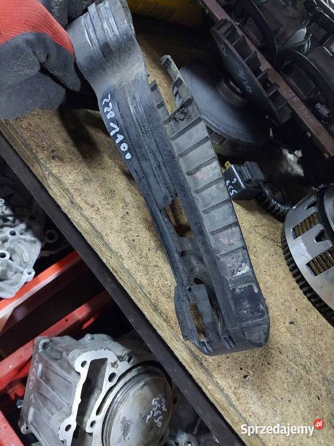 Kawasaki ZZR 1100 ślizg łańcucha guma wahacza