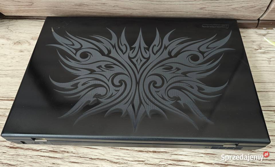 Personalizacja laptopa kompa grawer na klapie Pszczyna