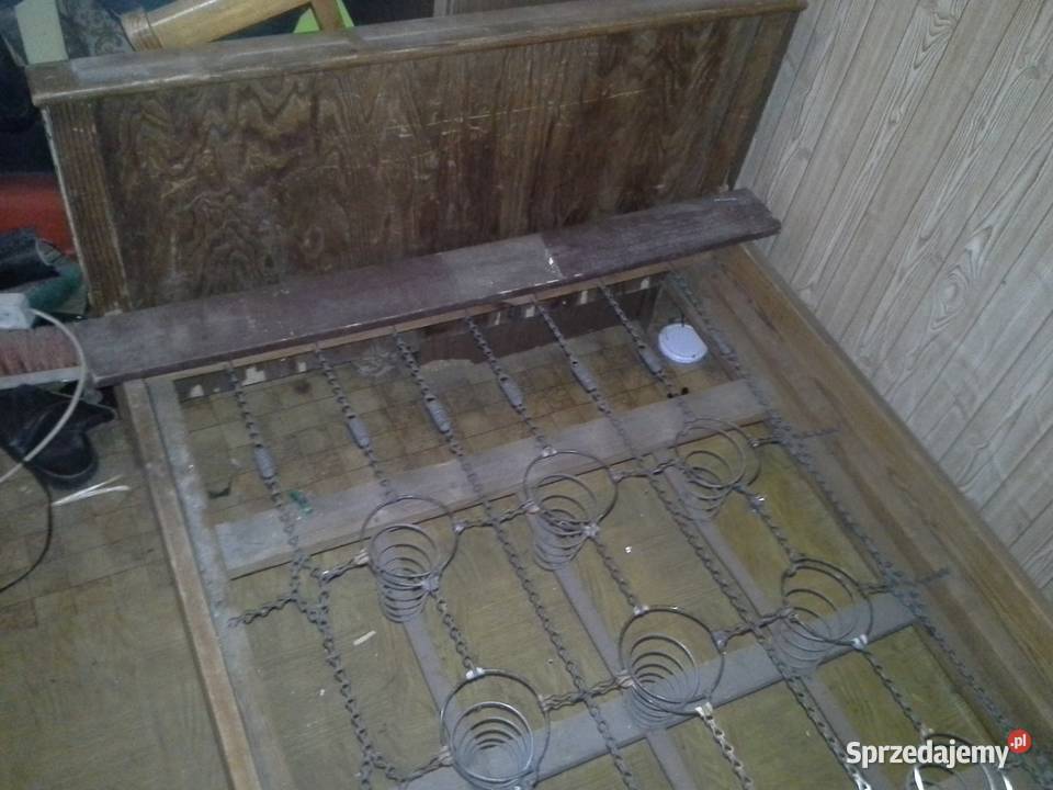 Stare drewniane stylowe łóżko