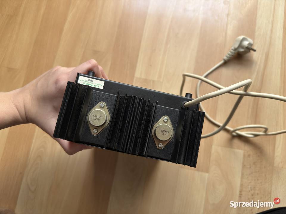 Zasilacz stabilizowany z zabezpieczeniem