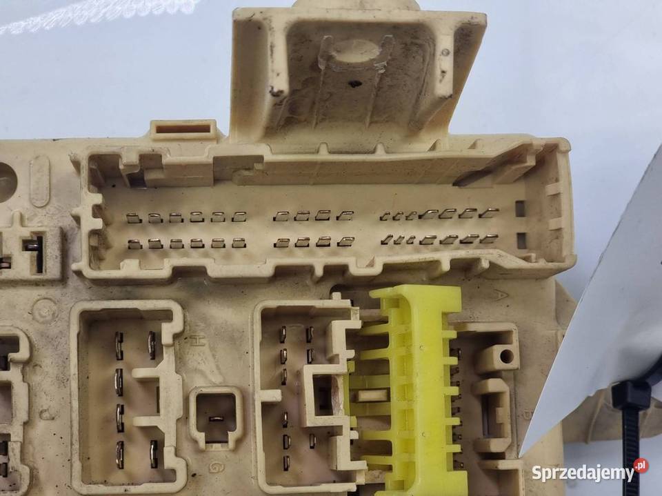 SKRZYNKA BEZPIECZNIKÓW TOYOTA AVENSIS T25 osobowe Lipno