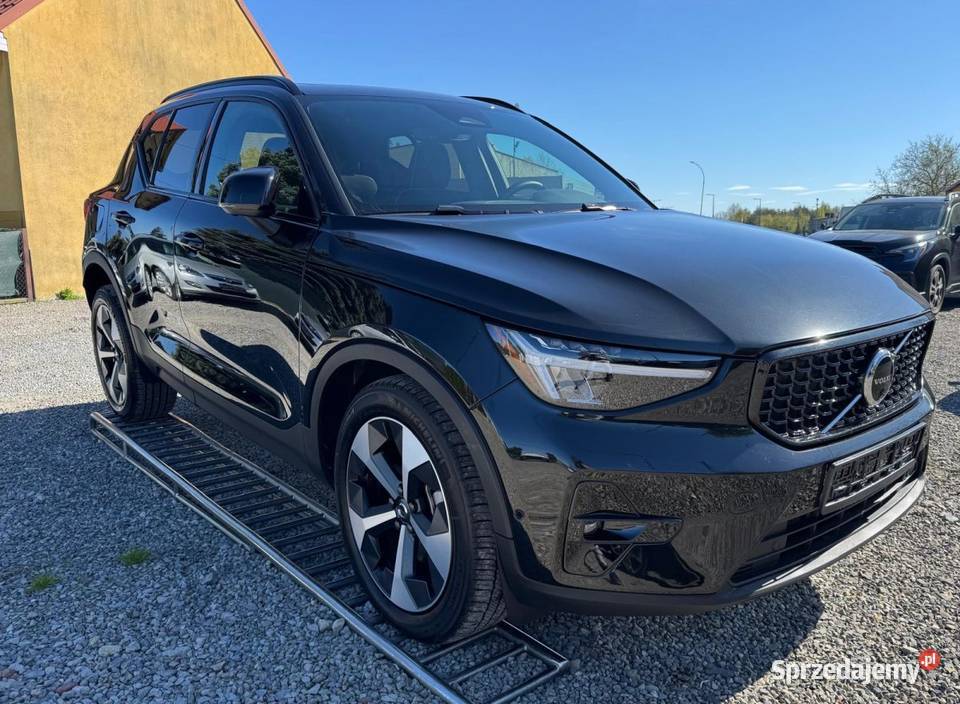 VOLVO XC40 B5 AWD MOMENTUM PRO 20 benzyna 250 Nisko sprzedam