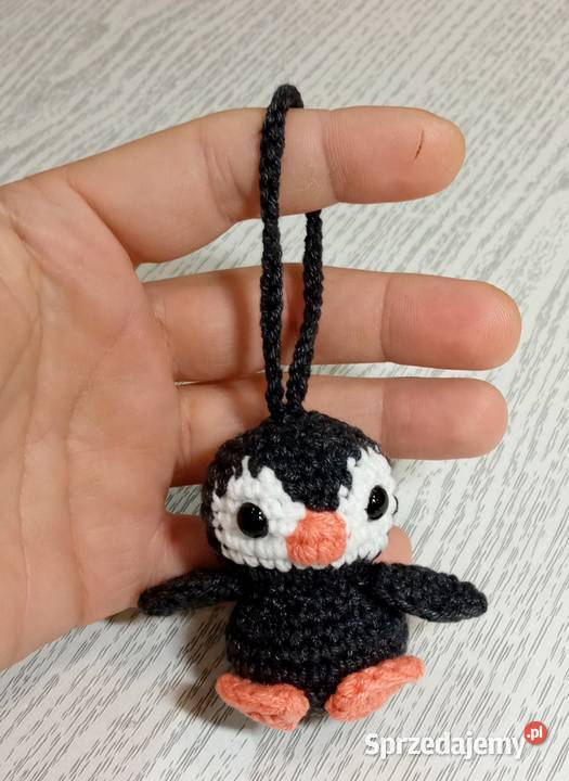 Pingwinek wykonany na szydełku brelok Łask