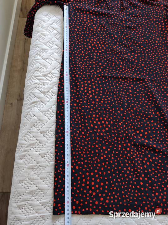 Czarna sukienka w czerwone plamki MS Collection czerwony