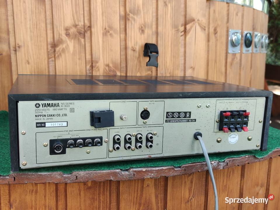 Yamaha R300 amplituner stereo vintage 1983r