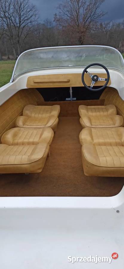 Łódź motorowa z przyczepą