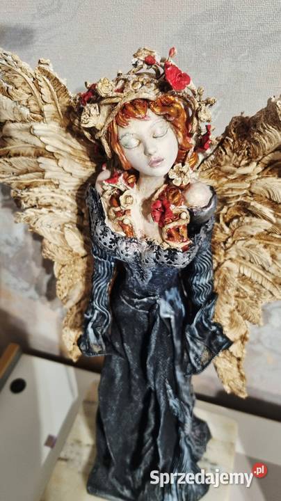 Piękny anioł z kwiatami we włosach Rękodzieło