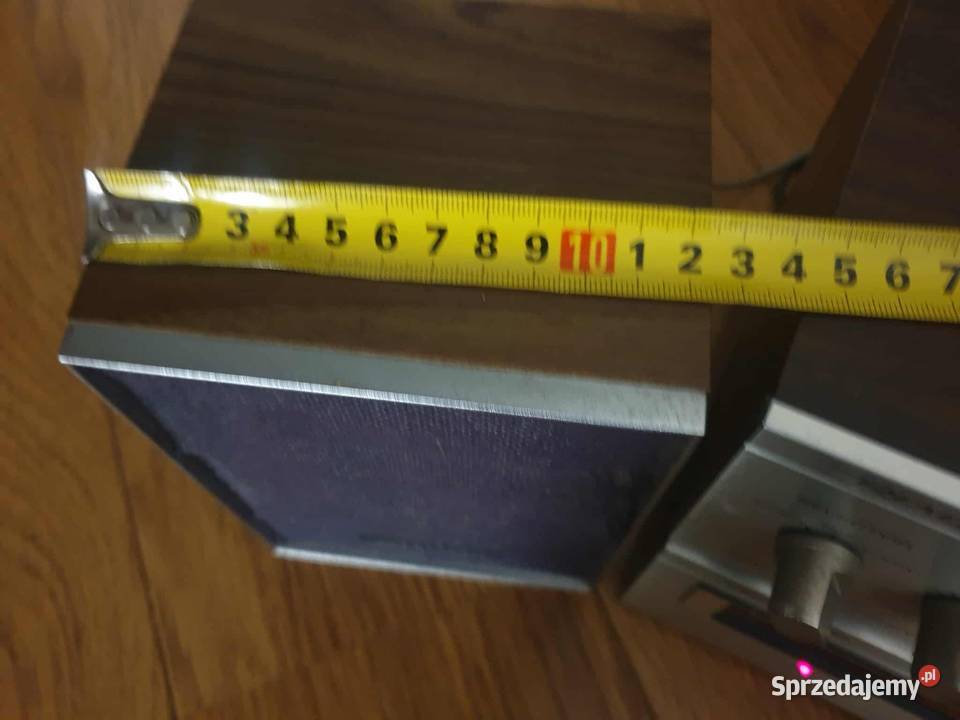 Realistic mini wieża z kolumnami vintage