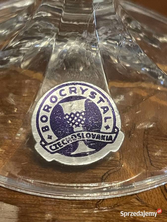 Krysztalowe kieliszki grawerowane na winogron