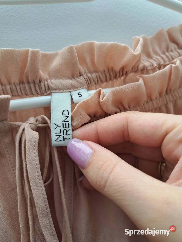 Pudrowa sukienka hiszpanka NLY Trend Rozmiar S Spódnice i sukienki Trąbki Wielkie sprzedam