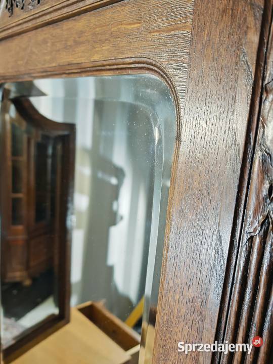 Piękna antyczna toaletka z fazowanymi lustrami i świętokrzyskie
