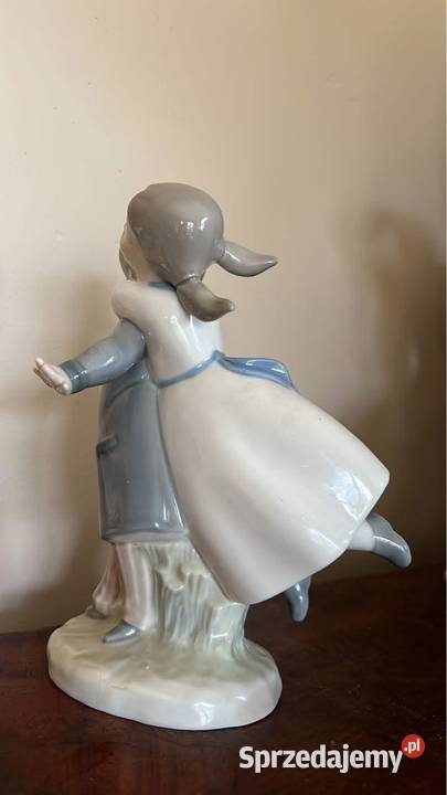 Figurka chłopca z teczką i z dziewczynką Z Gdańsk