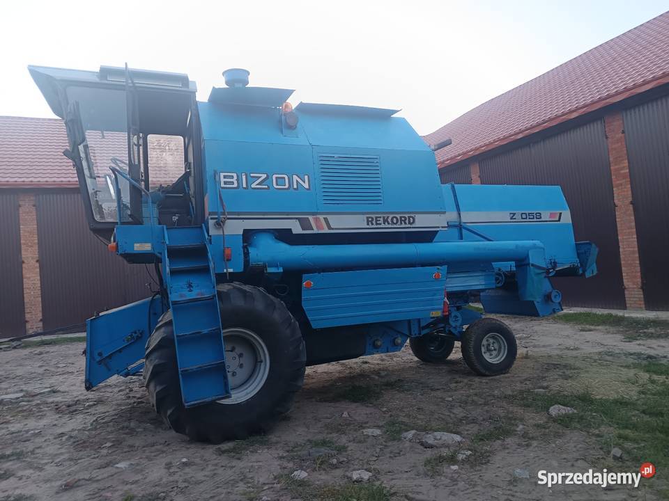 Kombajn zbożowy Bizon Rekord niebieski na dużej Kutno