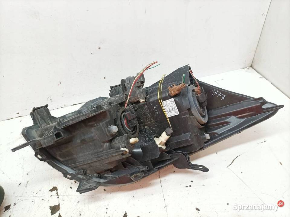 LAMPA PRZÓD PRAWA Toyota Auris I 20062012 osobowe