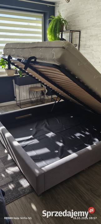 Duże łóżko z grubym materacem Tuchola