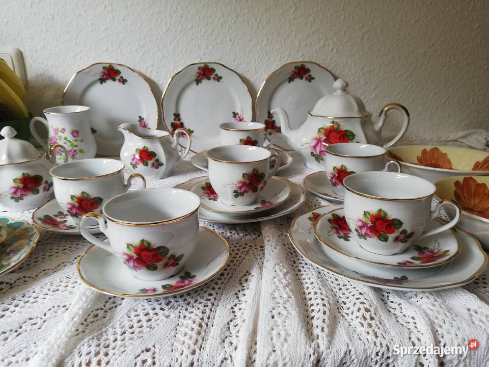 Biała porcelana w czerwone róze sygnowana Gorlice