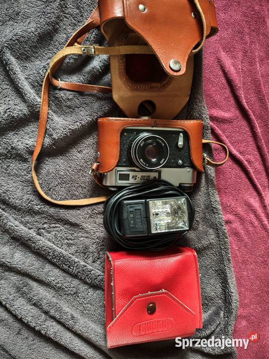 stary sprawny aparat fotograficzny z lampą