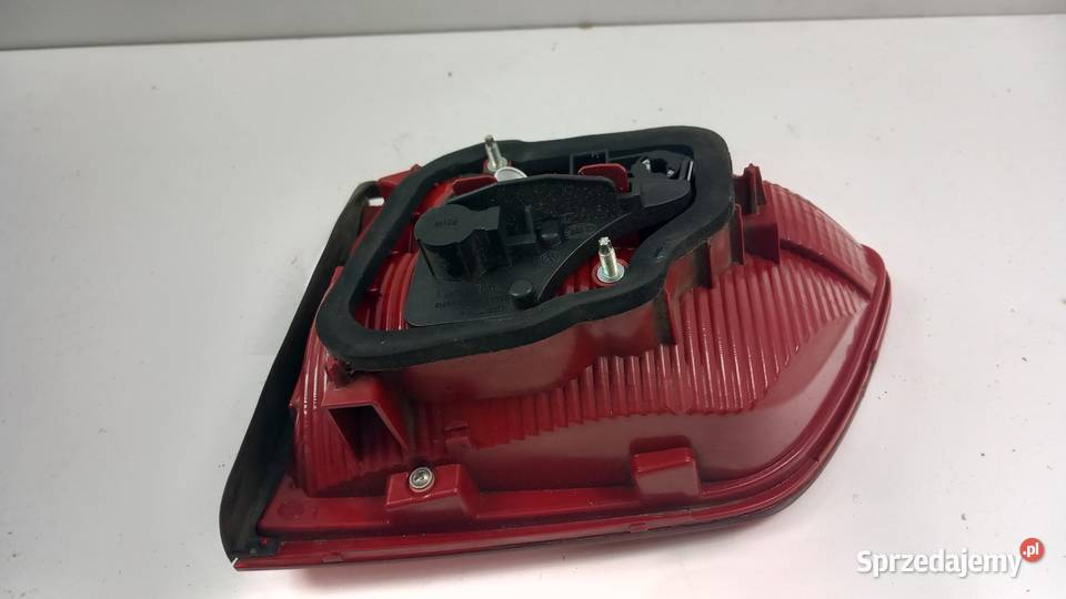 VW TOURAN II VAN LAMPA TYŁ LEWA W KLAPĘ Zbierkowo