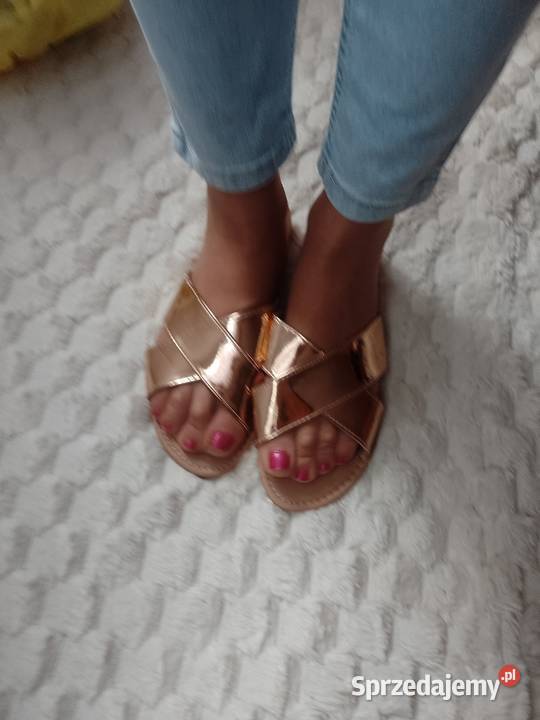 40 Boohoo Gold Rose Ekskluzywne klapki z Londynu
