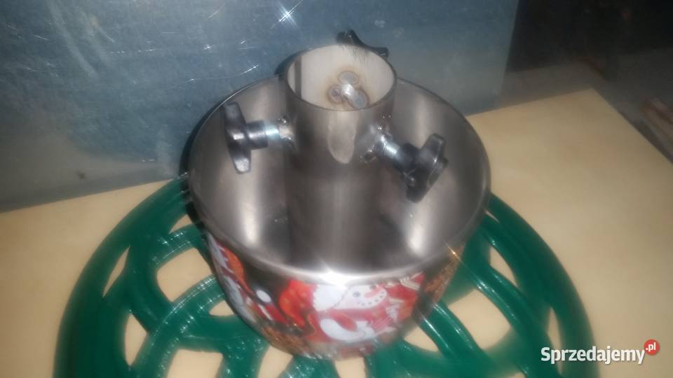 Stojak pod choinkę ze zbiornikiem na wodę