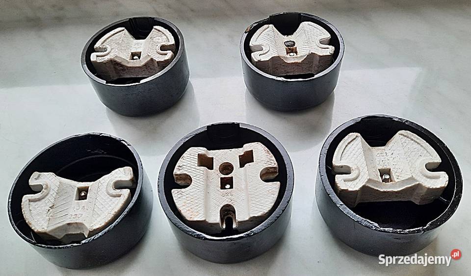 Gniazdo natynkowe okrągłe czarne 220 V z PRL Ostrów Wielkopolski