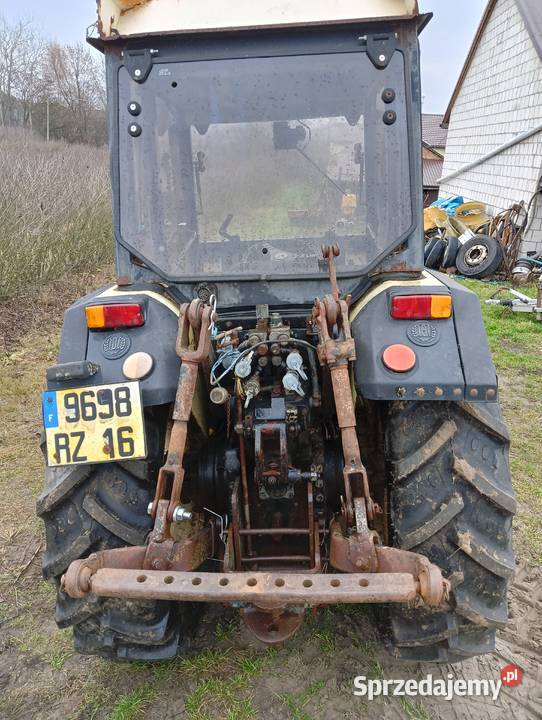 Ciągnik sadowniczy Hurliman 4x4 z kabiną pełzaki