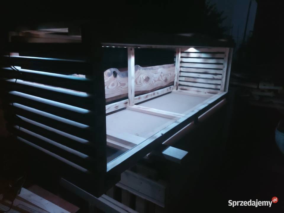 Duże piękne terrarium żółwia lądowegojeża Opole