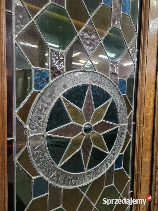 Stara dębowa biblioteczka eklektyczna z witrażem